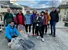 DUGNAD I SENTRUM. Fra venstre Wiggo Bjur (Ringo), Mariell Kosmo (Nille), Hilde Dypaune (Polarkraft), Dyveke Johansen (Enter), Anita Jensen( Fauske Røde Kors), Ida Olsen ( Image), Gunn Lisbeth Pedersen (Klubbleder Fauske Kommune), Karina Haugberg (Spire Blomsterhandverk), Truls Aanstad (Bedriftsrådgiver). Sittende foran er Ann Mari Zahl (senterleder AMFI). Onsdag var de på dugnad for å gjøre sentrum ryddigere og finere. Foto: Cathrine Johansen