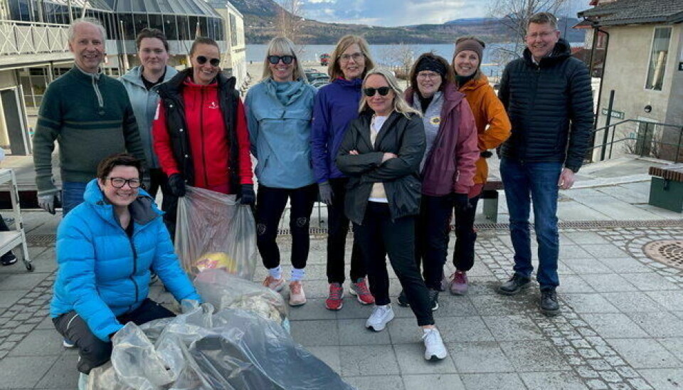 DUGNAD I SENTRUM. Fra venstre Wiggo Bjur (Ringo), Mariell Kosmo (Nille), Hilde Dypaune (Polarkraft), Dyveke Johansen (Enter), Anita Jensen( Fauske Røde Kors), Ida Olsen ( Image), Gunn Lisbeth Pedersen (Klubbleder Fauske Kommune), Karina Haugberg (Spire Blomsterhandverk), Truls Aanstad (Bedriftsrådgiver). Sittende foran er Ann Mari Zahl (senterleder AMFI). Onsdag var de på dugnad for å gjøre sentrum ryddigere og finere. DUGNAD I SENTRUM. Fra venstre Wiggo Bjur (Ringo), Mariell Kosmo (Nille), Hilde Dypaune (Polarkraft), Dyveke Johansen (Enter), Anita Jensen( Fauske Røde Kors), Ida Olsen ( Image), Gunn Lisbeth Pedersen (Klubbleder Fauske Kommune), Karina Haugberg (Spire Blomsterhandverk), Truls Aanstad (Bedriftsrådgiver). Sittende foran er Ann Mari Zahl (senterleder AMFI). Onsdag var de på dugnad for å gjøre sentrum ryddigere og finere. Foto: Cathrine Johansen