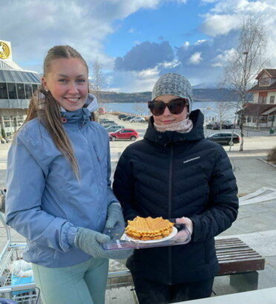 DUGNADSMAT. Dina Abrahamsen og Maya S.Pedersen fra Fauske videregående skole bidro med vafler, kaffe og saft til dugnadsgjengen. DUGNADSMAT. Dina Abrahamsen og Maya S.Pedersen fra Fauske videregående skole bidro med vafler, kaffe og saft til dugnadsgjengen. Foto: Cathrine Johansen
