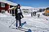 KLAR. Guido Oetker (55) tror han er den eneste med jeans til start på 11-kilomteren på Jakobsbakken. - Til neste år blir det spider man-kostyme, ler tyskeren som går på ski for andre gang noen gang. Første gang var fredag. Foto: Tarjei Abelsen