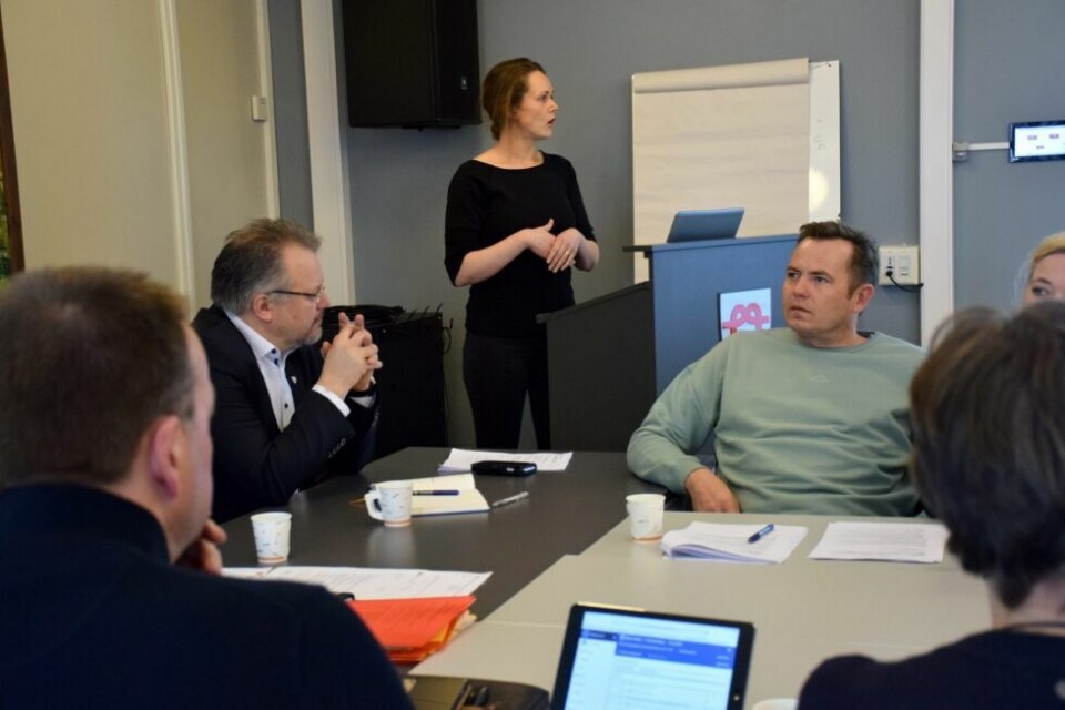 ORIENTERING. Mathilde Winther var tirsdag i formannskapet for å orientere politikerne om nåværende status for den planlagte Sjunkhatten folkehøgskole. Rådmann Geir Mikkelsen til venstre og Nils-Christian Steinbakk (Felleslista) til høyre. ORIENTERING. Mathilde Winther var tirsdag i formannskapet for å orientere politikerne om nåværende status for den planlagte Sjunkhatten folkehøgskole. Rådmann Geir Mikkelsen til venstre og Nils-Christian Steinbakk (Felleslista) til høyre. Foto: Frida Kalbakk