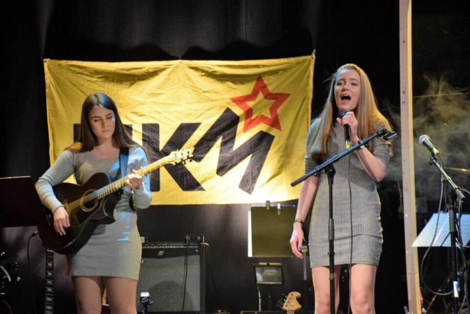 VAR MED. På UKM i Sørfold i fjor deltok Ylva Andrea Edvardsen Koskinen og Emilie Sofie Eilertsen både som konferansierer og deltakere på scenen som duoen Easy. Arkivfoto: Maria E. Trondsen VAR MED. På UKM i Sørfold i fjor deltok Ylva Andrea Edvardsen Koskinen og Emilie Sofie Eilertsen både som konferansierer og deltakere på scenen som duoen Easy. Arkivfoto: Maria E. Trondsen
