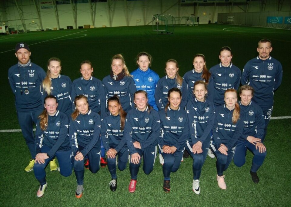 SPRINTS DAMELAG Bak fra venstre Marius Fredriksen, Nina Riise, Maria Pedersen, Mathilde Guttormsen, Thea Normann, Jenny Wenberg, Ulrikke Wisth, Marion Mordal og Lars Jonas Hjemaas. Foran fra venstre Vilde Mari Bergli, Michelle Myhre, Janne Høgseth, Eva Madsen Aaøyen, Christina Blind, Tiril Ingvaldsen, Thea Testad og Martine Alise Wågan. Øvrige Spillere i stallen er Martine Pettersen, Kine Sofie Eliassen og Stine Wiik Frismo. SPRINTS DAMELAG Bak fra venstre Marius Fredriksen, Nina Riise, Maria Pedersen, Mathilde Guttormsen, Thea Normann, Jenny Wenberg, Ulrikke Wisth, Marion Mordal og Lars Jonas Hjemaas. Foran fra venstre Vilde Mari Bergli, Michelle Myhre, Janne Høgseth, Eva Madsen Aaøyen, Christina Blind, Tiril Ingvaldsen, Thea Testad og Martine Alise Wågan. Øvrige Spillere i stallen er Martine Pettersen, Kine Sofie Eliassen og Stine Wiik Frismo. Foto: Stig Bjørnar Karlsen