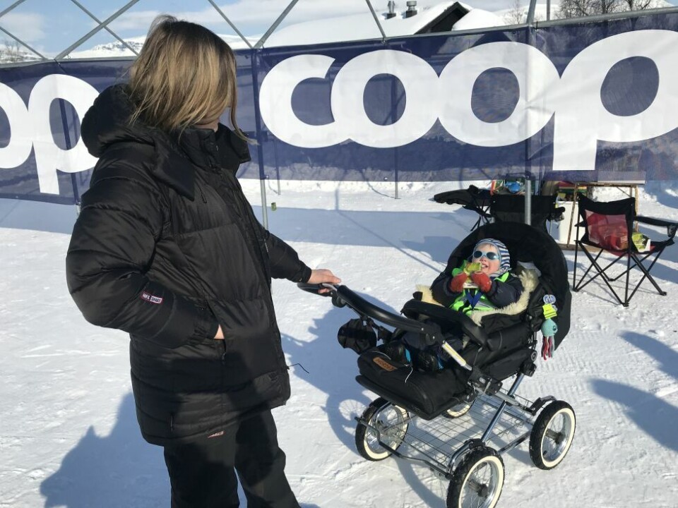 Barnas kobberløpOla (1) kom seg rett i barnevogna og i gang med restitusjon etter Barnas Kobberløp. Her sammen med mamma Emma Lybergsvik.