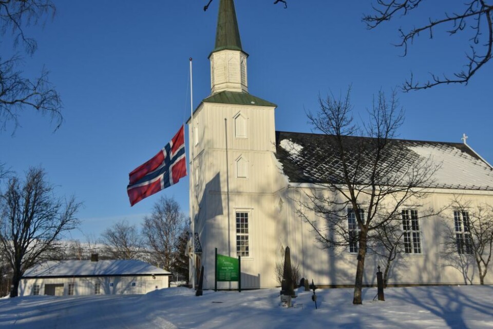 ÅPENT. Fauske kirke holdes åpen i forbindelse med at to unge menn fra Fauske omkom i en dødsulykke torsdag morgen. ÅPENT. Fauske kirke holdes åpen i forbindelse med at to unge menn fra Fauske omkom i en dødsulykke torsdag morgen. Foto: Tarjei Abelsen