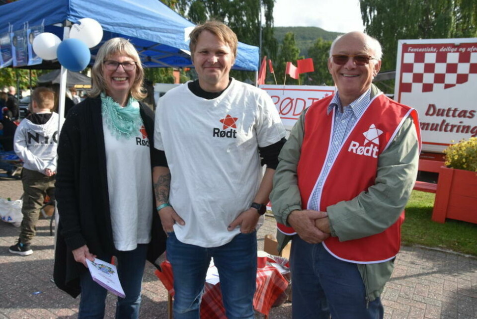 PÅ STAND. Olav Eldøen (t.h.) på stand sammen med Tone Gunn Stene Kristiansen og Raymond Stolpen i forrige valgkamp. PÅ STAND. Olav Eldøen (t.h.) på stand sammen med Tone Gunn Stene Kristiansen og Raymond Stolpen i forrige valgkamp. Foto: Sylvia Bredal