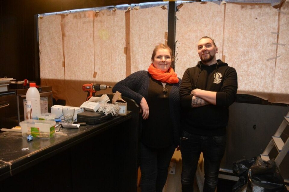 NY BAR. Daglig leder Solveig Martinussen Næstby og Mathias Blokhus gleder seg til å åpne dørene på Boyhekken igjen i helga. Da skal folk få se hvordan det er blitt på innsiden igjen. Begge foto: Helge SimonsenÅPNER DØRENE. Lørdag kommer Topcoat for å spille på Boyhekken, når Solveig Martinussen Næstby skal åpne dørene etter drøye tre ukers oppussing. NY BAR. Daglig leder Solveig Martinussen Næstby og Mathias Blokhus gleder seg til å åpne dørene på Boyhekken igjen i helga. Da skal folk få se hvordan det er blitt på innsiden igjen. Begge foto: Helge Simonsen