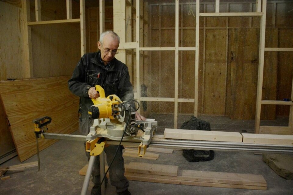 MANGE TIMER. Almar Bye er en av ildsjelene som har lagt ned veldig mange timer i den nye hallen. - Det har vært veldig mye jobb, men jeg har aldri gruet meg til å gå hit for å drive med dugnaden, sier han. MANGE TIMER. Almar Bye er en av ildsjelene som har lagt ned veldig mange timer i den nye hallen. - Det har vært veldig mye jobb, men jeg har aldri gruet meg til å gå hit for å drive med dugnaden, sier han. Foto: Helge Simonsen