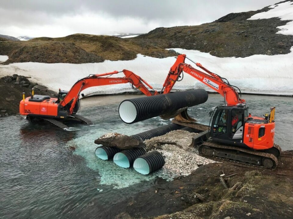 BRUBYGGING. Her er arbeidet i gang med å bygge brua over Veiskielva til kraftstasjonsområdet for Veiski kraftverk.I SØRFOLD. Veiski ligger helt sørøst i Sørfold. De samme som har fått konsesjon til Veiski kraftverk der, har søkt om konsesjon for Blåmann kraftverk i Blåmannelva ikke så langt unna.TOMTA. Her graves det ut tomt til Veiski kraftstasjon.I GANG. Bildet er fra første støypearbeid i utløpskanalen på kraftstasjonen.LEDER ARBEIDET. Daglig leder Rune Skjevdal i Norsk grønnkraft.BRUBYGGING. Her bygges brua over Veiskielva til kraftstasjonsområdet for Veiski kraftverk. BRUBYGGING. Her er arbeidet i gang med å bygge brua over Veiskielva til kraftstasjonsområdet for Veiski kraftverk.