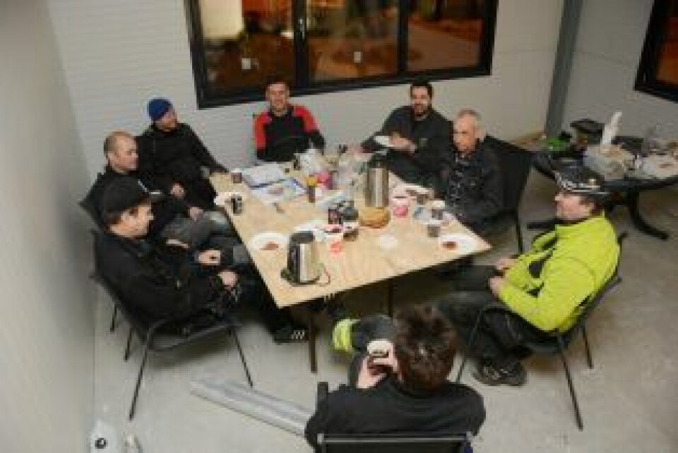EN PUST I BAKKEN. Det er mange som har vært med på å legge ned et tusentalls timer med dugnadsjobb for å få den nye flerbrukshallen på Rognan ferdig. Men det må en kaffepause til, og det fylles på med energi for de frivillige. Fra venstre rundt bordet: Stein Kåre Orø, Bo Olsen, Håvard Jansen, Brian Stensland, Tommy Pettersen, Almar Bye, Hans Morten Hansen og Kim Joar Johansen. EN PUST I BAKKEN. Det er mange som har vært med på å legge ned et tusentalls timer med dugnadsjobb for å få den nye flerbrukshallen på Rognan ferdig. Men det må en kaffepause til, og det fylles på med energi for de frivillige. Fra venstre rundt bordet: Stein Kåre Orø, Bo Olsen, Håvard Jansen, Brian Stensland, Tommy Pettersen, Almar Bye, Hans Morten Hansen og Kim Joar Johansen. Foto: Helge Simonsen