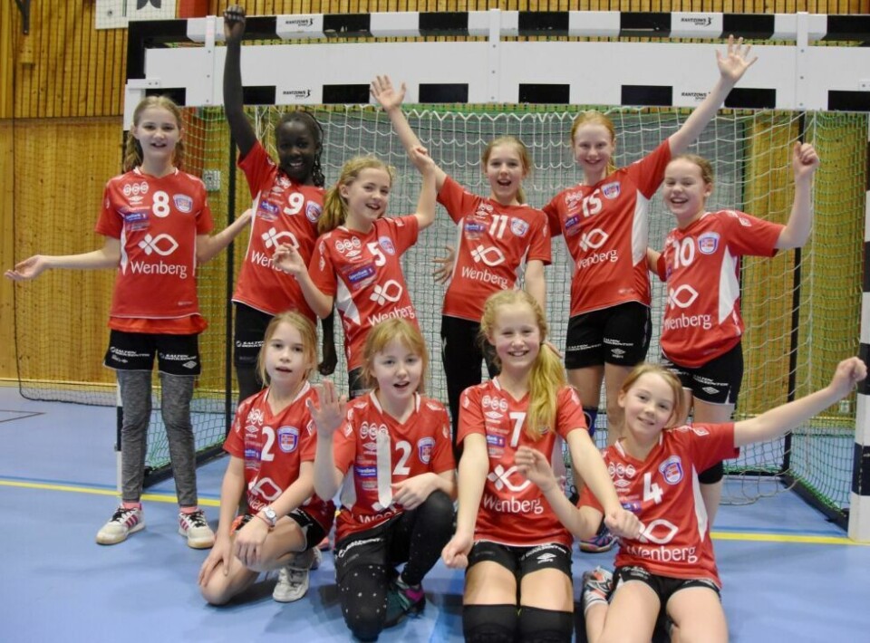 GLADE HÅNDBALLJENTER. Disse jentene var ikke tom for energi etter de var ferdig med siste kamp søndag. Fra venstre bak: Emmi Johansen, Eva Abor, Kjersti Helle Hjemås, Liva Maria Hansen, Astrid Rørvik og Kaja Gundersen. Foran: Frida Videt, Mina Sofie Kilvik Hansen, Evanna Furnes Skagen og Aurora Norheim JakobsenDANSER OGSÅ. Litt Bli me-dans i pausen høyner humør-nivået.RETT I MÅL. Evanna F. Skagen kommer seg gjennom forsvaret til BHK og gjør ei fin skåring.FRA FORSVAR. Her var det ikke lett for BHK å komme gjennom. GLADE HÅNDBALLJENTER. Disse jentene var ikke tom for energi etter de var ferdig med siste kamp søndag. Fra venstre bak: Emmi Johansen, Eva Abor, Kjersti Helle Hjemås, Liva Maria Hansen, Astrid Rørvik og Kaja Gundersen. Foran: Frida Videt, Mina Sofie Kilvik Hansen, Evanna Furnes Skagen og Aurora Norheim Jakobsen