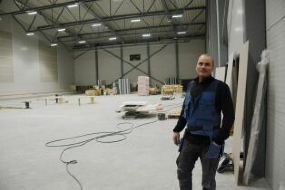 FRA BEGYNNELSEN. Bo Olsen har vært helt sentral i den frivillige dugnadsinnsatsen i hallen, og gleder seg til å kunne ta den i bruk. - Vi gjør jo dette for ungene våre, for at de skal ha gode forhold å trene under. Det gjør det absolutt verdt det hele, sier han inne i delen som skal huse den nye håndballbanen. FRA BEGYNNELSEN. Bo Olsen har vært helt sentral i den frivillige dugnadsinnsatsen i hallen, og gleder seg til å kunne ta den i bruk. - Vi gjør jo dette for ungene våre, for at de skal ha gode forhold å trene under. Det gjør det absolutt verdt det hele, sier han inne i delen som skal huse den nye håndballbanen. Foto: Helge Simonsen