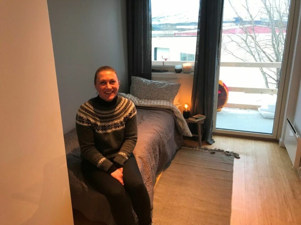 SOVEROM. Solvår Hardesty som har ansvaret for utleie viser fram soverommet i leiligheten.KJØKKEN. Prosjektleder i Nordic smart house, Mari Karadas på kjøkkenet. Fredag flytter den nye leietakeren inn og tar det i bruk. SOVEROM. Solvår Hardesty som har ansvaret for utleie viser fram soverommet i leiligheten.