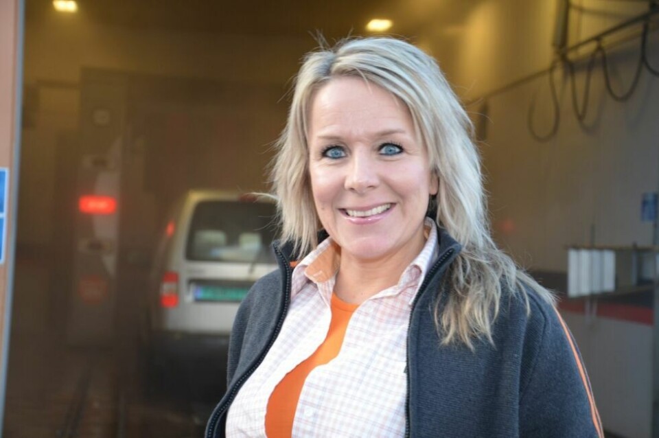 FÅR SKRYT. Tove Eliassen får skryt for god service, av statssekretær Line Miriam Sandberg. FÅR SKRYT. Tove Eliassen får skryt for god service, av statssekretær Line Miriam Sandberg. Foto: Saltenposten