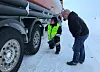 KLAR BESKJED. - Du kan ikke kjøre videre på disse, du må nok legge på kjettinger, sier Vegvesen-kontrollør Terje Bentsen til den finske trailersjåføren Pekka Koskinen. Han er en av mange som har blitt sjekket den siste uka, etter at Samferdselsdepartementet ba om økt kontroll. Alle foto: Maria E. Trondsen