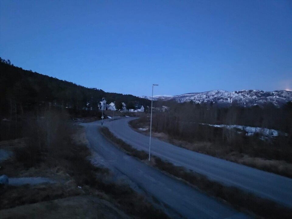 MØRKLAGT. Det er helt mørkt i alle lys i Finneidlia som følge av strømbruddet. MØRKLAGT. Det er helt mørkt i alle lys i Finneidlia som følge av strømbruddet. Foto: Kassandra Petsa
