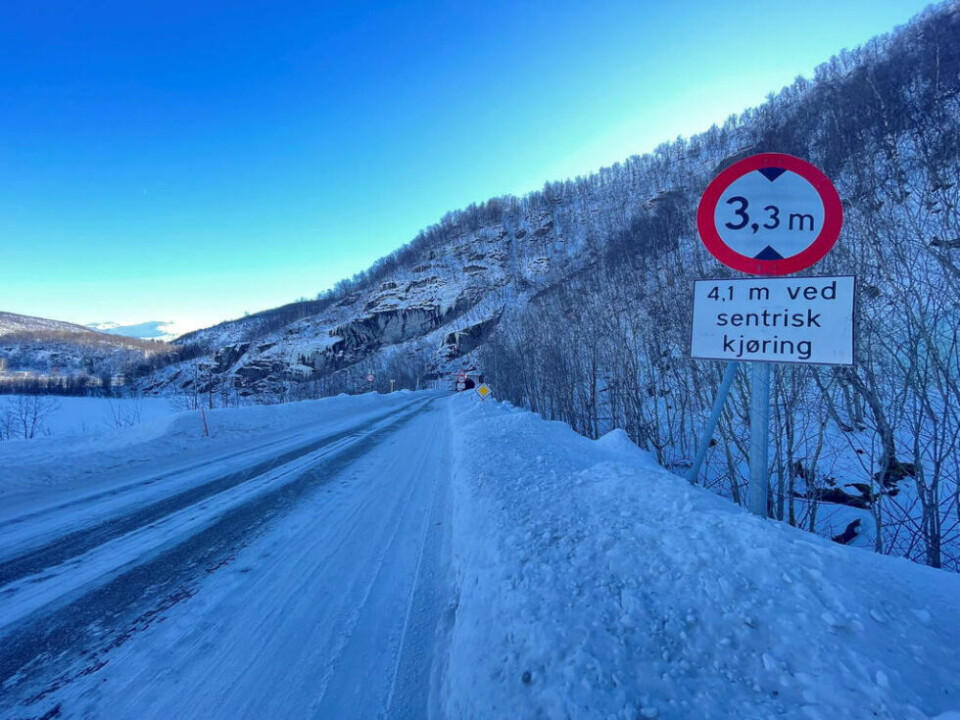 ULOVLIG. Med høydebegrensningen som er angitt i Hårskolten tunnel på fylkesveien mellom Fauske og Sulitjelma, må trafikken stoppes hver eneste gang en buss, trailer eller brøytebiler over 3,3 meter skal passere. ULOVLIG. Med høydebegrensningen som er angitt i Hårskolten tunnel på fylkesveien mellom Fauske og Sulitjelma, må trafikken stoppes hver eneste gang en buss, trailer eller brøytebiler over 3,3 meter skal passere. Foto: Helge Simonsen