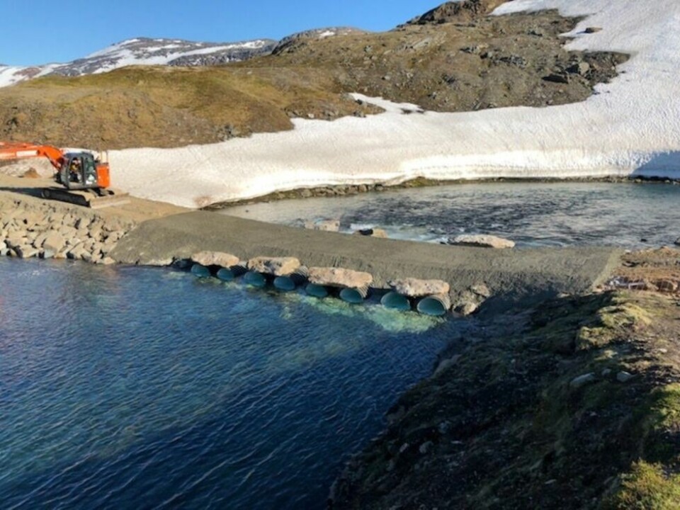 BRUBYGGING. Her bygges brua over Veiskielva til kraftstasjonsområdet for Veiski kraftverk. BRUBYGGING. Her bygges brua over Veiskielva til kraftstasjonsområdet for Veiski kraftverk.