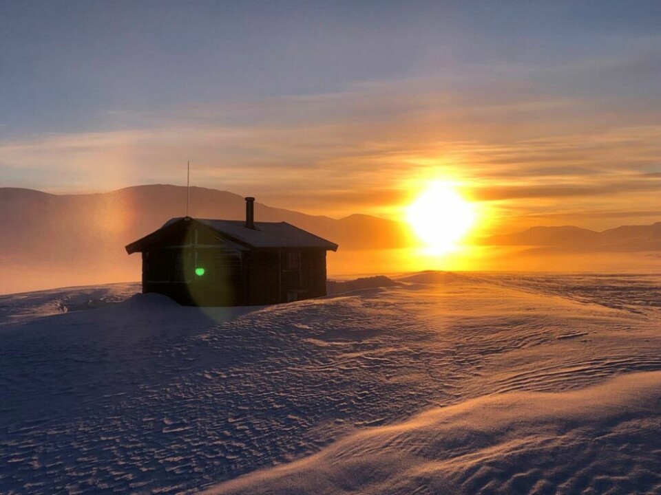 SOL. Sol over Søndre Bjøllåvatn og Midtistua. SOL. Sol over Søndre Bjøllåvatn og Midtistua. Foto: Tore Veisetaune, Statskog Fjelltjenesten