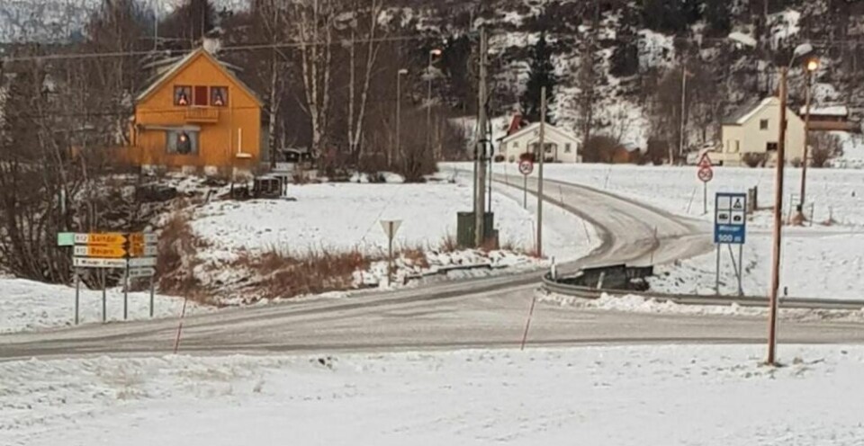 90 GRADER. Veikrysset nært Misvær sentrum er årsaken til flere utforkjøringer. Grunneier Christan Klette forteller at han har hatt en muntlig dialog med Vegvesenet, hvor han er interessert i å donere litt av jorda for å få veien rettet ut. 90 GRADER. Veikrysset nært Misvær sentrum er årsaken til flere utforkjøringer. Grunneier Christan Klette forteller at han har hatt en muntlig dialog med Vegvesenet, hvor han er interessert i å donere litt av jorda for å få veien rettet ut. Foto: Christan Klette