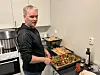 KLAR KOKK. Morten Sjø lager ofte mat til Fauske/Sprint sitt A-lag foran hjemmekampene. I helgen har han sammen med Beate Setså Borge, Wenche Olsen og en svær dugnadsgjeng avsvaret for at flere tusen skal få noe godt å spise under ISE cup i SKS Arena. På menyen i helgen står lapskaus, pølser, vafler og frukt. Foto: Espen Johansen