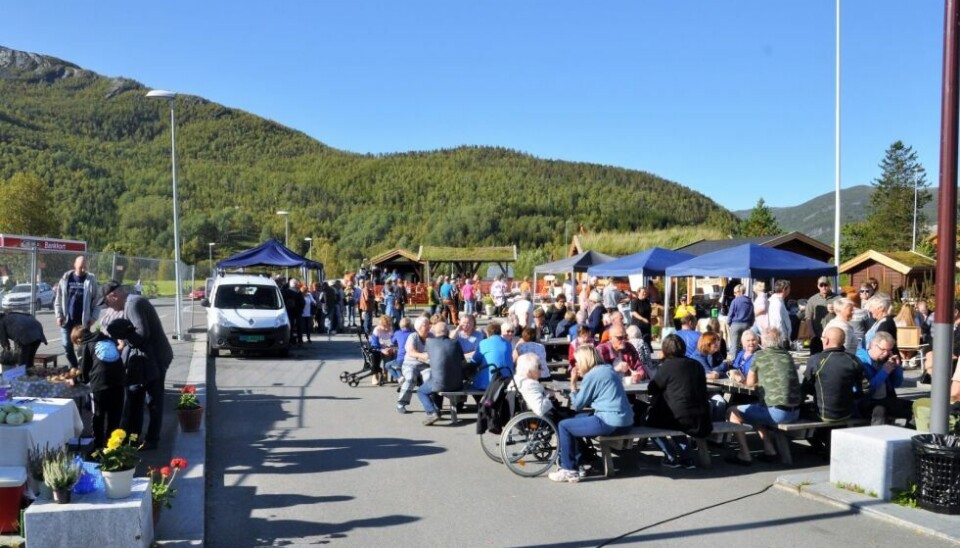 POPULÆRT. Det ble etter hvert folksomt på torget på Storjord og Gomat-helga var en suksess blant folket. POPULÆRT. Det ble etter hvert folksomt på torget på Storjord og Gomat-helga var en suksess blant folket. Foto: Lars Olav Handeland