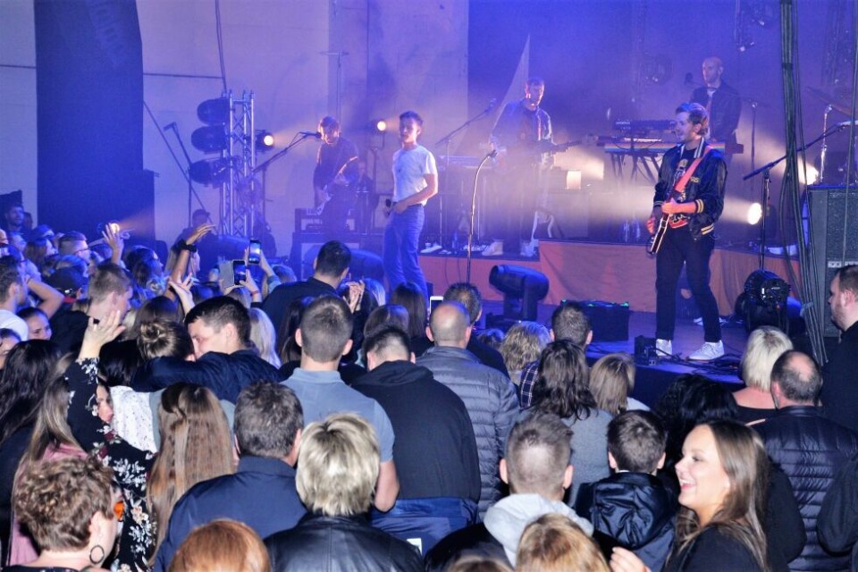 Fredag kveld var Sondre Justad på Slipen scene for tredje gang. Denne gangen med egen konsert, og ikke som en av flere artister på Blåfrostfestivalen i februar. Fredag kveld var Sondre Justad på Slipen scene for tredje gang. Denne gangen med egen konsert, og ikke som en av flere artister på Blåfrostfestivalen i februar. Foto: Lars Olav Handeland
