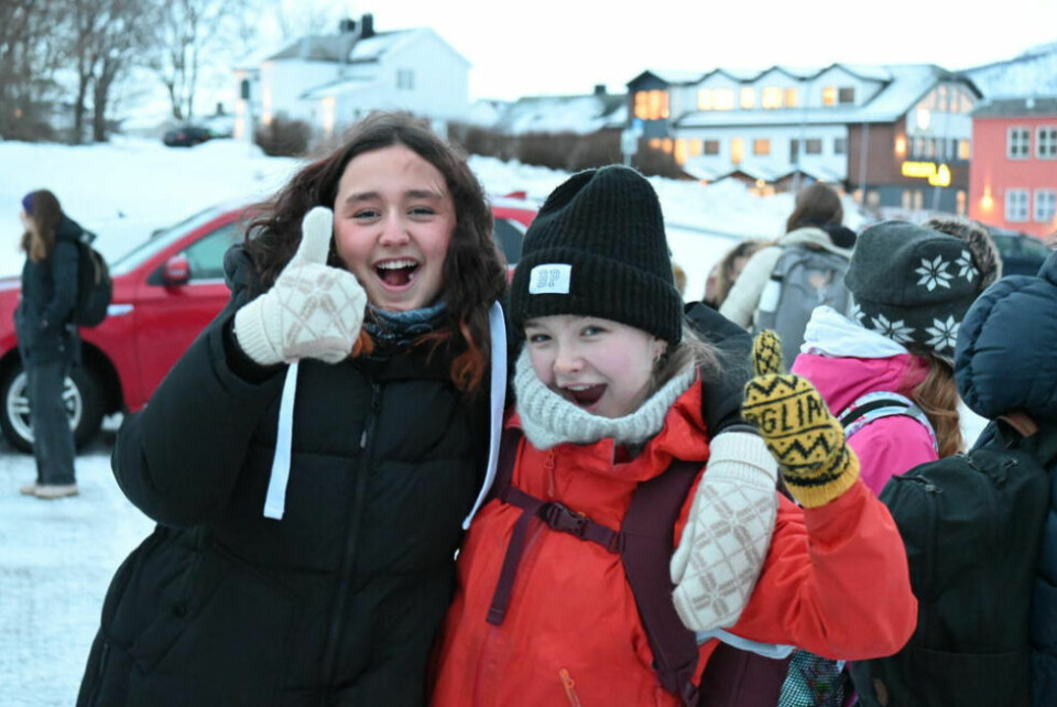 GLEDER SEG. Shaha Houdaifa (12) og Hanna Sofie Haun (12) ser frem i mot en innholdsrik dag med mat, film og feiring i forbindelse med Samefolkets nasjonalfeiring på Fauske. GLEDER SEG. Shaha Houdaifa (12) og Hanna Sofie Haun (12) ser frem i mot en innholdsrik dag med mat, film og feiring i forbindelse med Samefolkets nasjonalfeiring på Fauske. Foto: Sindre Christian Ender