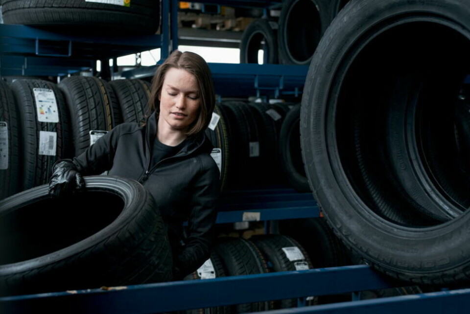 GODKJENNING. Alle som leverer tjenester som dekkskifte, dekklagring, manuell bilvask og annen bilpleie skal ha godkjenning fra Arbeidstilsynet. GODKJENNING. Alle som leverer tjenester som dekkskifte, dekklagring, manuell bilvask og annen bilpleie skal ha godkjenning fra Arbeidstilsynet. Foto: Ole_Ekker
