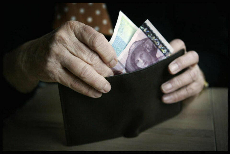 Prisene økte mer enn pensjonen i fjor. Dermed kan pensjonistene vente seg en solid kompensasjon i mai. Prisene økte mer enn pensjonen i fjor. Dermed kan pensjonistene vente seg en solid kompensasjon i mai. Foto: Tor Richardsen /NTB