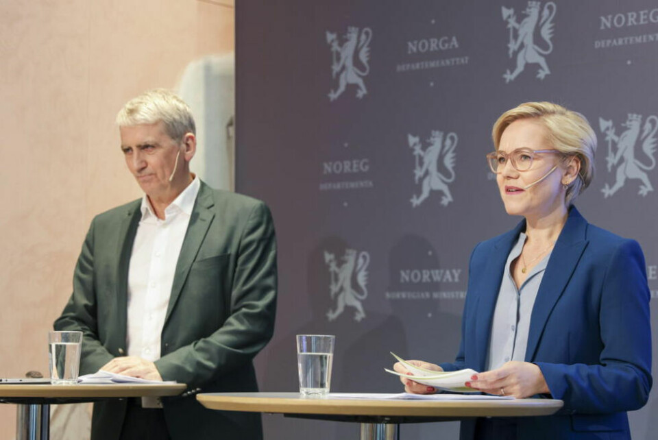 ØKER LØNNEN. Helse- og omsorgsminister Ingvild Kjerkol (Ap) og assisterende helsedirektør Olav Valen Slåttebrekk inviterer til pressekonferanse for å orientere om endringane i fastlegeordningen. ØKER LØNNEN. Helse- og omsorgsminister Ingvild Kjerkol (Ap) og assisterende helsedirektør Olav Valen Slåttebrekk inviterer til pressekonferanse for å orientere om endringane i fastlegeordningen. Foto: NTB