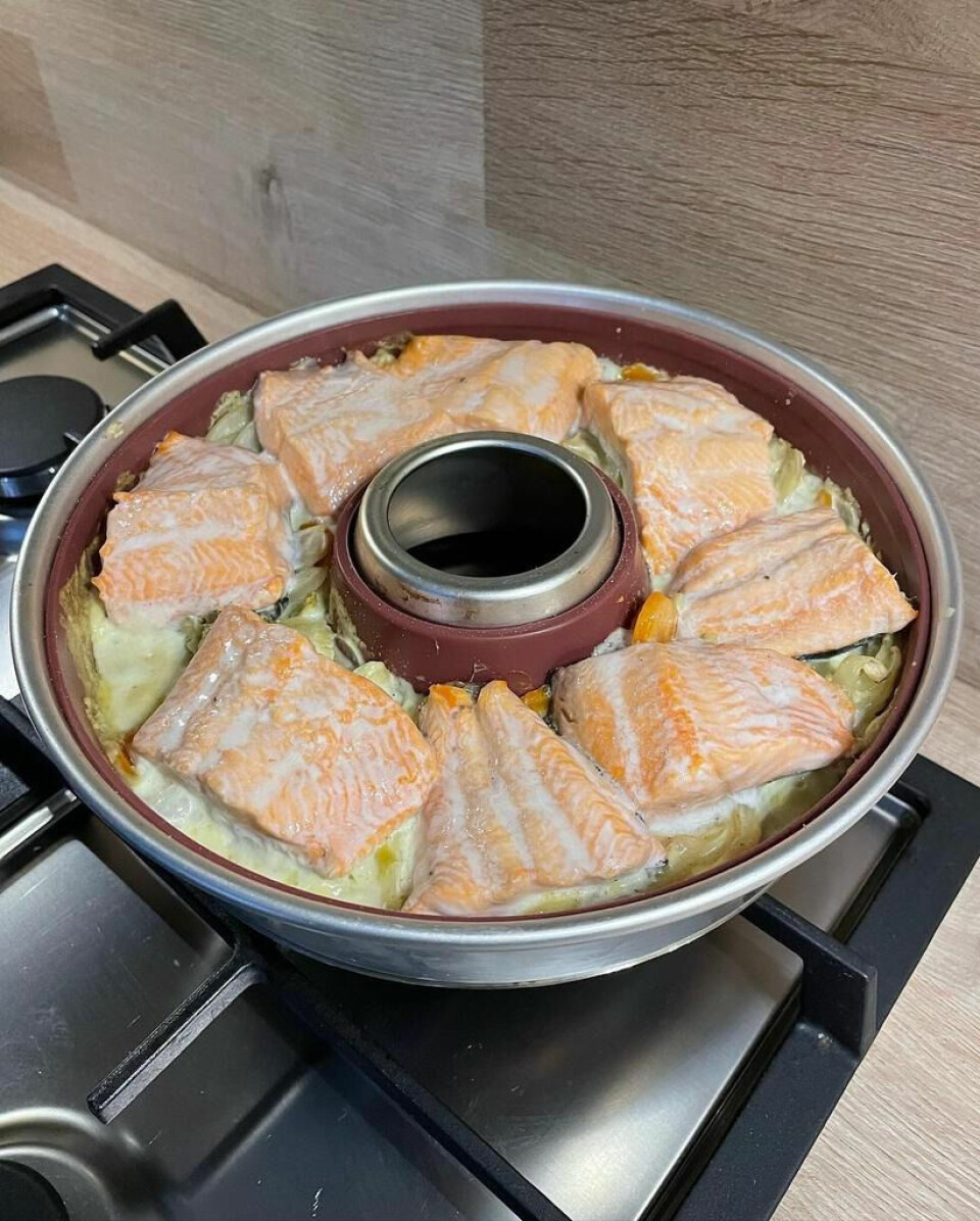 LEKKER MIDDAG. Omnia kan også brukes til å lage middag i, her har Børre lagt fløtepoteter i bunn og toppet med fersk ørret. LEKKER MIDDAG. Omnia kan også brukes til å lage middag i, her har Børre lagt fløtepoteter i bunn og toppet med fersk ørret. Foto: Privat