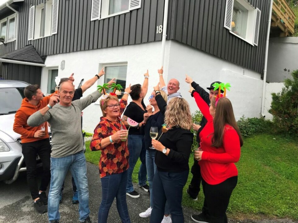 FINNEIDGATA 18. Foran f.v. Tom Christin Rasmussen, Tom Gunnar Rasmussen, Rolf Åge Høgseth, Liv Mona Høgseth, Cesilie Rasmussen Høgseth, Malin Høgseth Moen. Bak f.v. Liza Einset, Ann Mari Larsen, Åge Ellingsen og Bjørn Einar Mosti. FINNEIDGATA 18. Foran f.v. Tom Christin Rasmussen, Tom Gunnar Rasmussen, Rolf Åge Høgseth, Liv Mona Høgseth, Cesilie Rasmussen Høgseth, Malin Høgseth Moen. Bak f.v. Liza Einset, Ann Mari Larsen, Åge Ellingsen og Bjørn Einar Mosti. Foto: Linn N. Godtfredsen