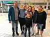 HJEMREISE. Familien Kjerpeseth Rossi fulgte selvsagt Olga til flyplassen da hennes år på Fauske videregående og hjemme hos dem var over tidligere i sommer. Nå sees de snart igjen. Fra venstre Remi, Andrea Henriette, Noel, Olga Koopmann, Dina og Kristin.