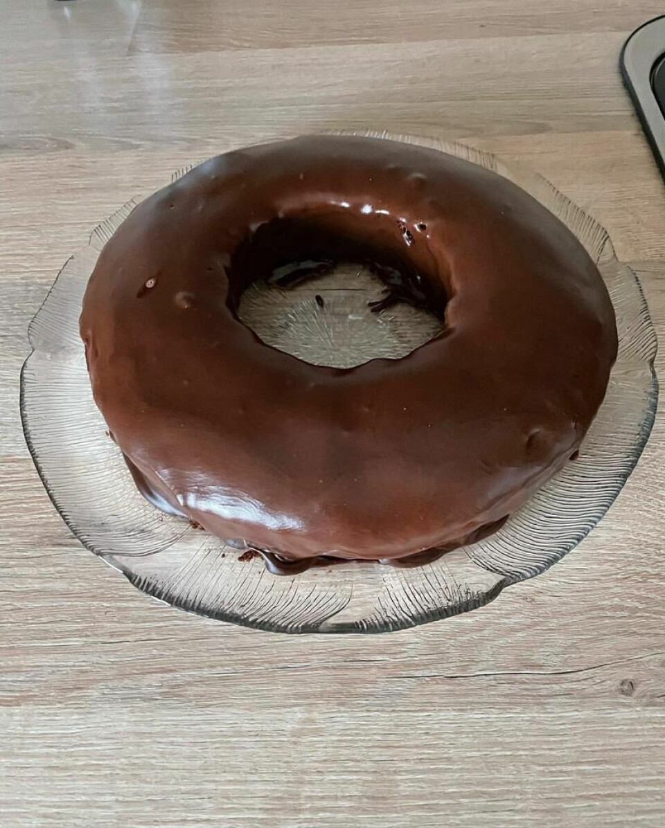 SØT FRISTELSE. Her har Børre og kona laget sjokoladekake i Omnia. - Veldig godt, fastslår han. SØT FRISTELSE. Her har Børre og kona laget sjokoladekake i Omnia. - Veldig godt, fastslår han. Foto: Privat