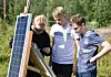 SKAFFE STRØM. Her jobber Nicolai Johansen (14), Vegard Sund (15) og Max Felix Eriksen Storteig (14) på spreng med å få strøm fra solcellepanelet til overvåkningskameraet litt lenger bort.