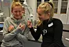 SPENNING. Silje Kristensen (14) og Sirianne Kristiansen (14) syns det er mer spennende med kjemiske reaksjoner og knallgass enn med kobling og elektro.