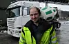 Daglig leder Kenneth Jensen i Hermod Jensen Betongstransport AS foran en av betongbilene. Foto: Frank Øvrewall