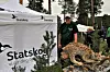 TREFFER FOLK. Regionsjef Jan Nilsen i Statskog Salten på stand. Som den store forvalter av skog og utmark som Statskog er, syns han Villmarksdagan er en flott arena for å treffe publikum