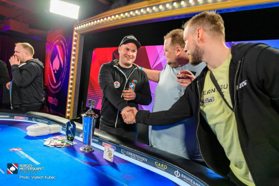 KOMPISER GRATULERER. En stor gjeng fra Salten-området var med for å heie på Øyvind og delta i turneringer selv. KOMPISER GRATULERER. En stor gjeng fra Salten-området var med for å heie på Øyvind og delta i turneringer selv. Foto: Vojtech Kubec