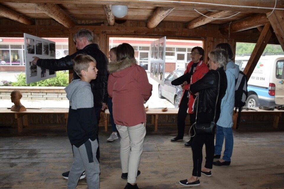 ÅPEN BRYGGE. Ulf Bakke har tatt initiativet til å holde Næstby-brygga åpen i sommer, med fotoutstilling bestående av historiske bilder. Turister og forbipasserende har mottatt tilbudet med interesse. ÅPEN BRYGGE. Ulf Bakke har tatt initiativet til å holde Næstby-brygga åpen i sommer, med fotoutstilling bestående av historiske bilder. Turister og forbipasserende har mottatt tilbudet med interesse. Foto: Maria Trondsen