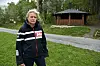 KAN IKKE BRUKES. Her står teamleder på Erikstad Oppvekstsenter, Bjørg Strand, foran Bengthytta, som ofte er offer for ungdommenes fester. Her plukker de opp mengder med glasskår, sigarettsneiper, snusbokser, ølbokser og brukerutstyr nesten hver helg. Foto: Victoria Finstad