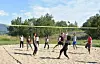 BALLSPILL. Her spilles beachvolleyball i varmen på Lund. Det var også lagt opp til krabbefiske, tur og felles lunsj da flyktningtjenesten flyttet undervisningen ut onsdag.