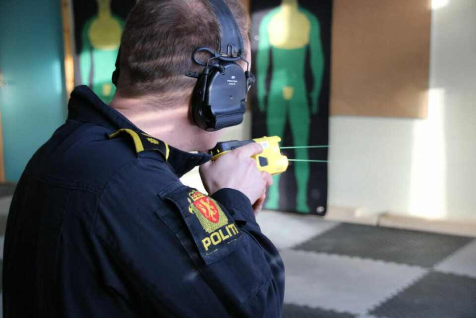 STRØMSTØT. Opplæring i bruk av elektrosjokkvåpen. STRØMSTØT. Opplæring i bruk av elektrosjokkvåpen. Foto: Politiet