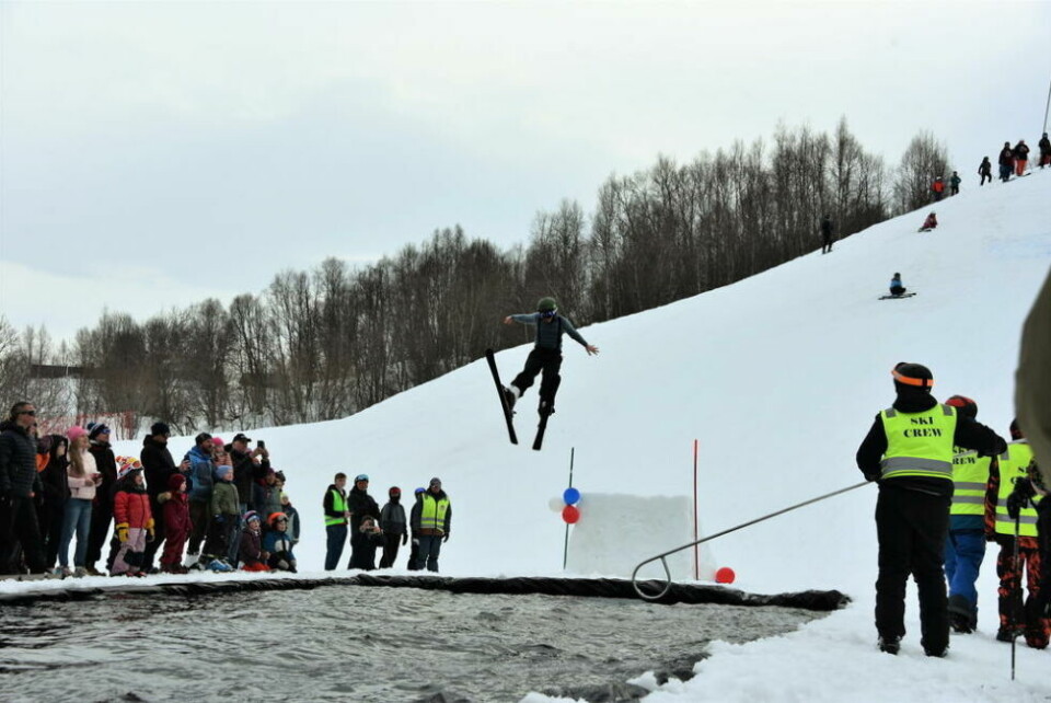 EKTE V-STIL. Luftige sven og et siste øyeblikk som tørr før landingen i Vestvatnplasket. EKTE V-STIL. Luftige sven og et siste øyeblikk som tørr før landingen i Vestvatnplasket. Foto: Lars Olav Handeland