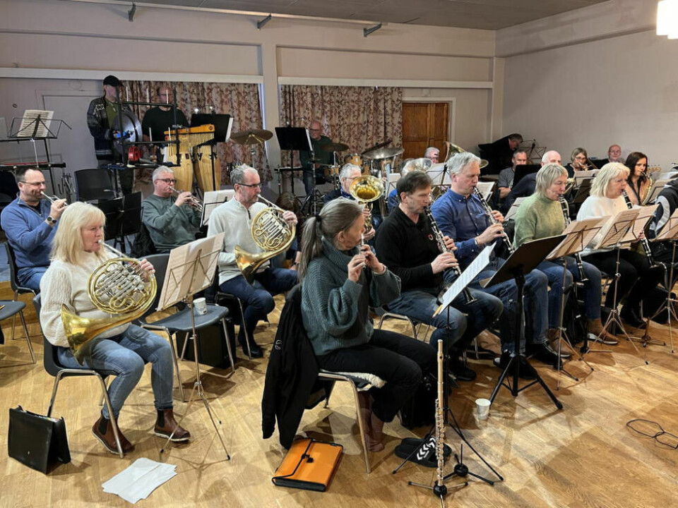 KLARE. SMK-leder Ronny Borge sier det var litt rusk i maskineriet på siste øving før tirsdagens konsert, men han forsikrer om at det vil låte bra på Folkets hus. KLARE. SMK-leder Ronny Borge sier det var litt rusk i maskineriet på siste øving før tirsdagens konsert, men han forsikrer om at det vil låte bra på Folkets hus. Foto: Espen Johansen