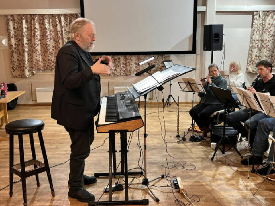 IKKE TRÅD, MEN TRÅD. - Konserten er uten en rød tråd, men det er en likevel. Vi har rett og slett valgt ut ting vi gjerne vil framføre, sier dirigent Ketil Hugaas. IKKE TRÅD, MEN TRÅD. - Konserten er uten en rød tråd, men det er en likevel. Vi har rett og slett valgt ut ting vi gjerne vil framføre, sier dirigent Ketil Hugaas. Foto: Espen Johansen