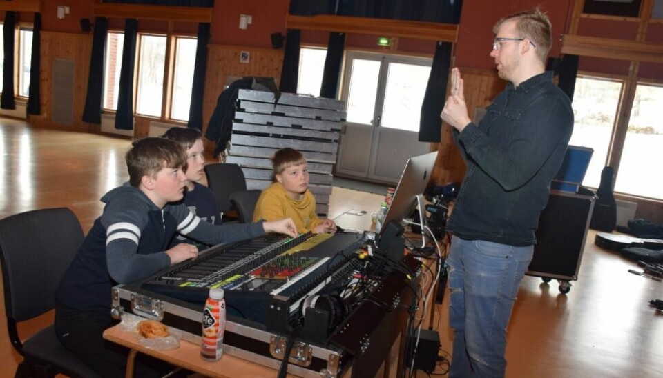 LÆRER MYE. Kulturskolen har et tilbud som handler om lyd og lys, og elevene møter på kurset en helg i måneden. Kulturskolelærer Andreas Kopland Berger (t.h.) og fra venstre elevene Mads Moen Mareliussen (14), Jakob Bjørknes (13) og Marius Moen Mareliussen (10). LÆRER MYE. Kulturskolen har et tilbud som handler om lyd og lys, og elevene møter på kurset en helg i måneden. Kulturskolelærer Andreas Kopland Berger (t.h.) og fra venstre elevene Mads Moen Mareliussen (14), Jakob Bjørknes (13) og Marius Moen Mareliussen (10). Foto: Eva S. Winther