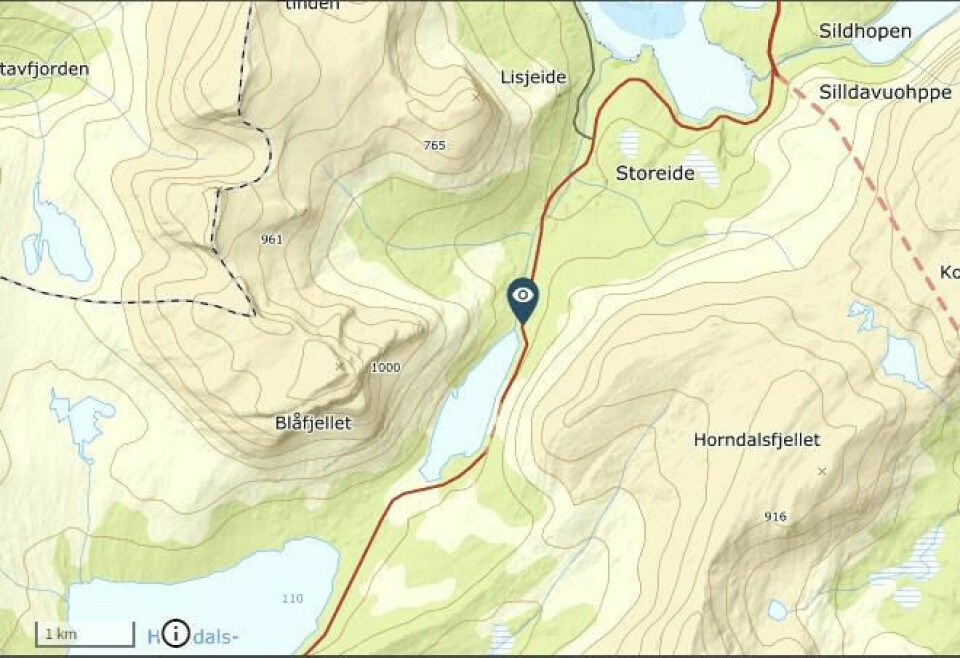 Stengt vei. FV7500 er stengt som følge av ett sørpeskred. Statens vegvesen varsler betydelig snøskredfare og har stengte veien. Stengt vei. FV7500 er stengt som følge av ett sørpeskred. Statens vegvesen varsler betydelig snøskredfare og har stengte veien. Foto: Skjermdump Regobs.no