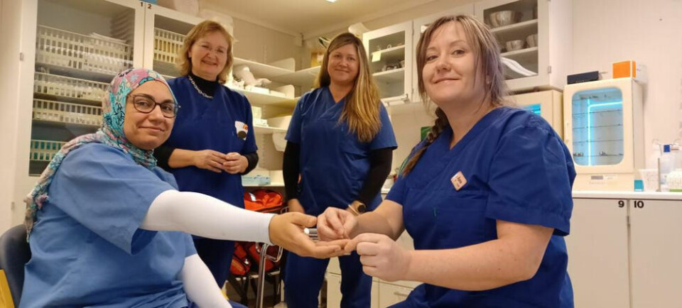 TETTERE OPPFØLGING. Diabetessykepleier Ayna Nordnes Olsen (t.h.) sjekker blodsukkeret til fastlege Sherehan Atya (t.v.). Bak fra venstre sykepleierne Solveig Strøm og Ida Kvalnes, som begge skal bidra til at KOLS-pasienter i Saltdal får tettere oppfølging. TETTERE OPPFØLGING. Diabetessykepleier Ayna Nordnes Olsen (t.h.) sjekker blodsukkeret til fastlege Sherehan Atya (t.v.). Bak fra venstre sykepleierne Solveig Strøm og Ida Kvalnes, som begge skal bidra til at KOLS-pasienter i Saltdal får tettere oppfølging.